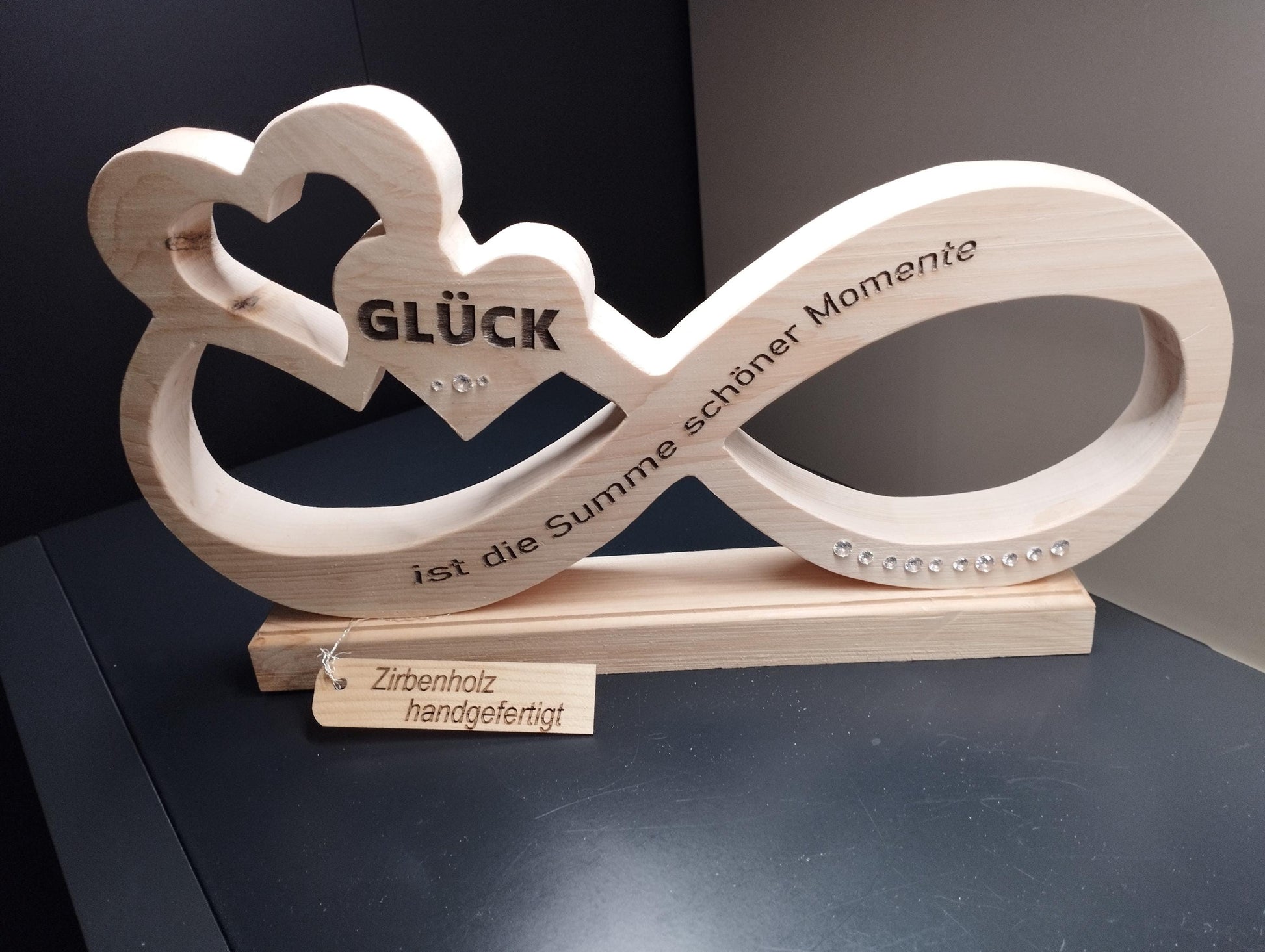 Zirbenholz - Unendlichkeit mit Herzen und Zirkonia Strass Steinen
