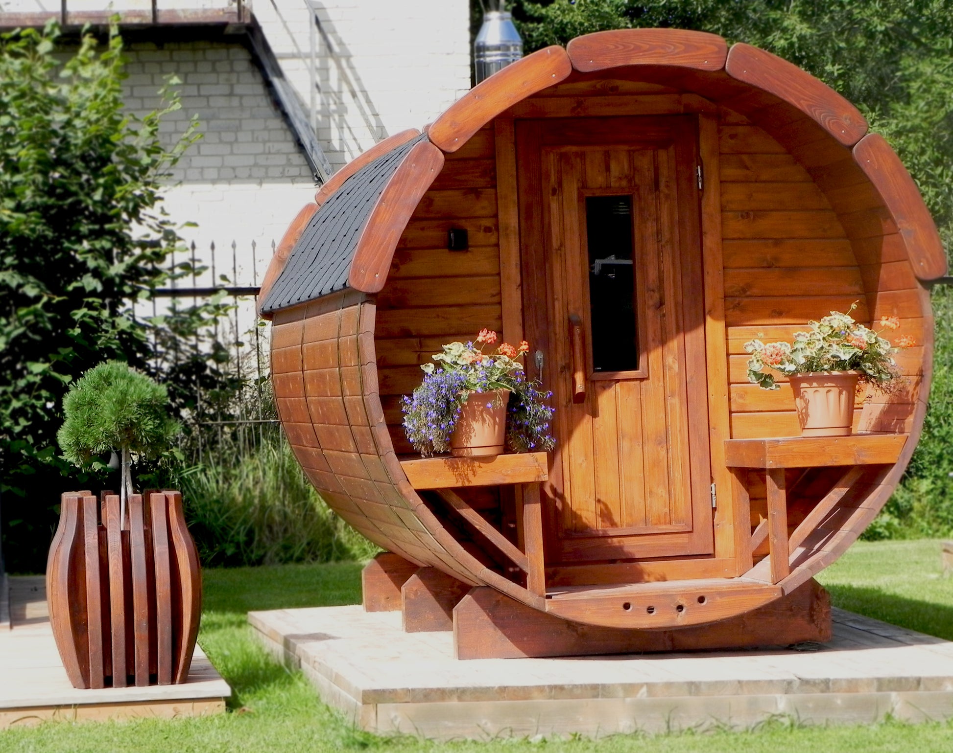 Saunafass mit saunaofen fertig aufgebaut