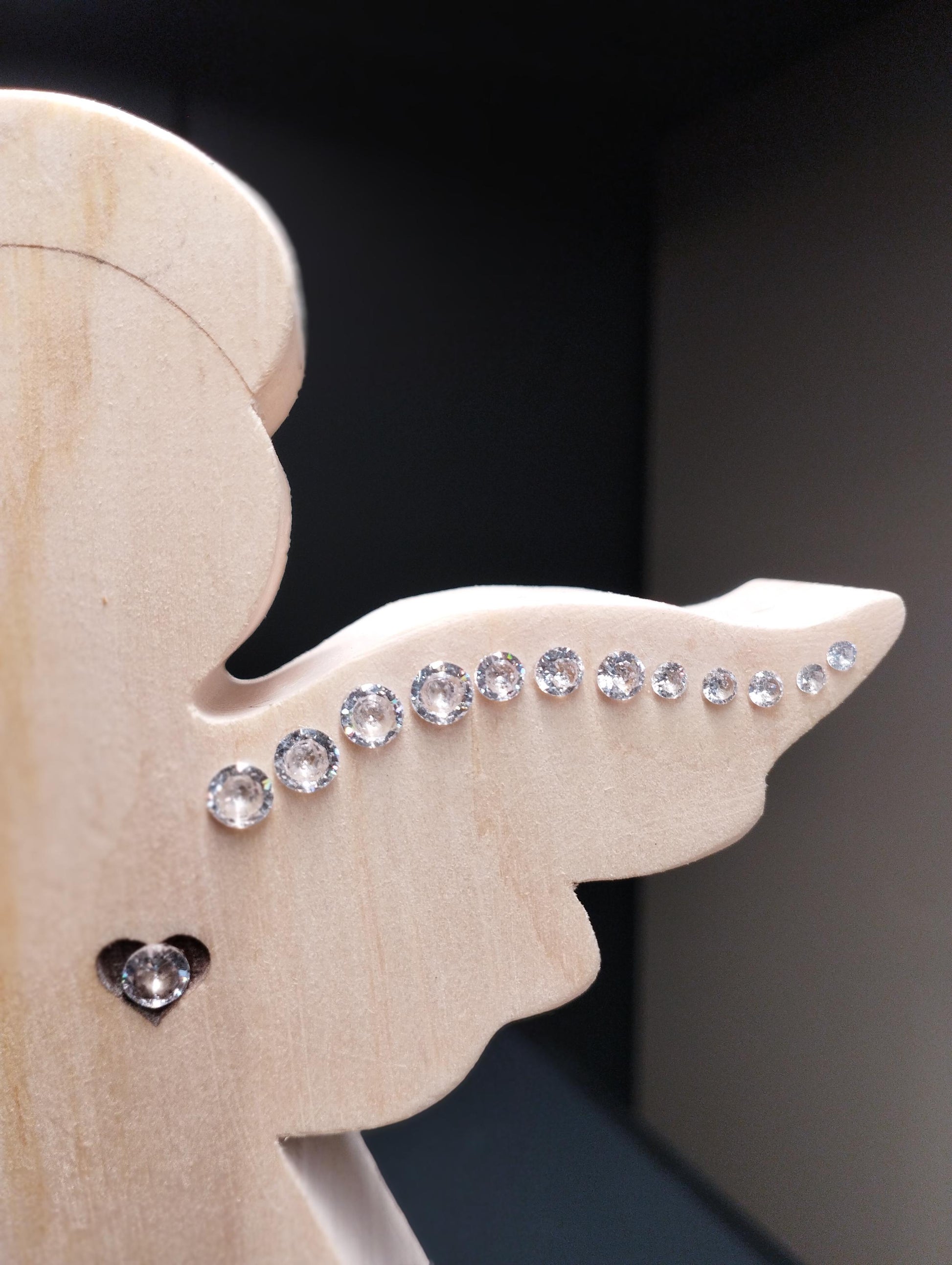 Schutzengerl aus Zirbenholz  mit Swarovski-Strass, und Beschriftung