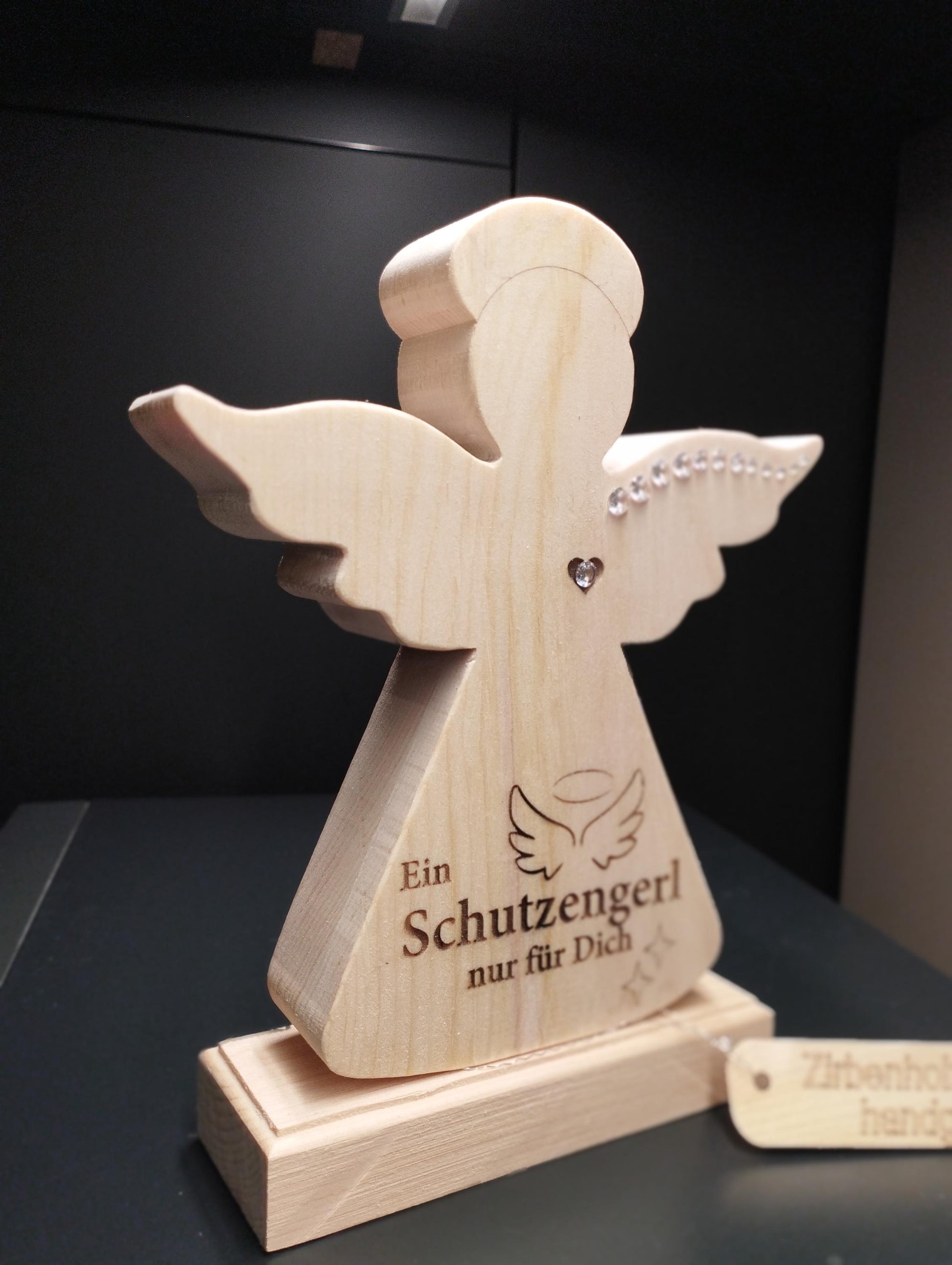Schutzengerl aus Zirbenholz  mit Swarovski-Strass, und Beschriftung