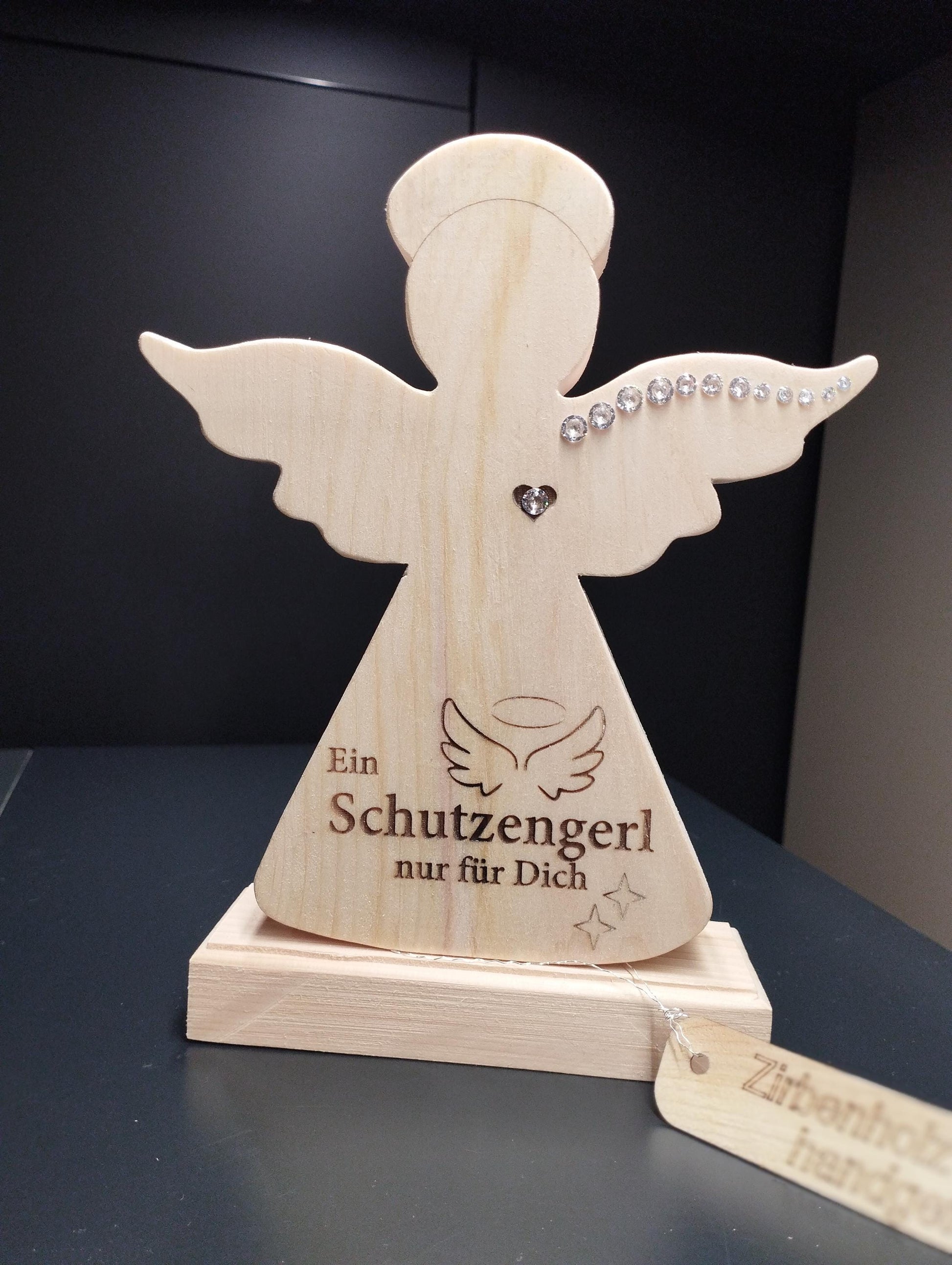 Schutzengerl aus Zirbenholz  mit Swarovski-Strass, und Beschriftung