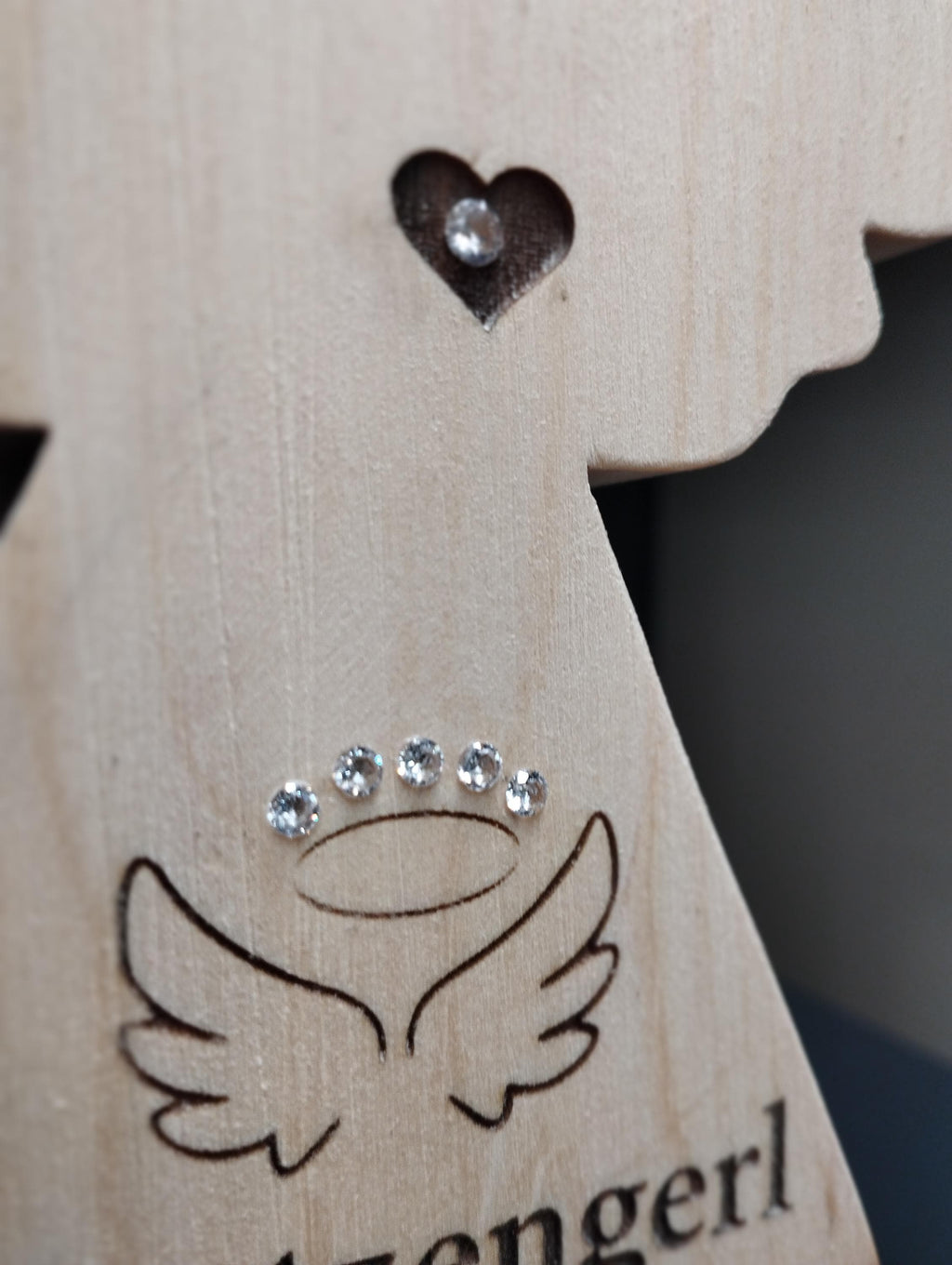 Schutzengerl mit Herz aus Zirbenholz  mit Swarovski-Strass und Beschriftung