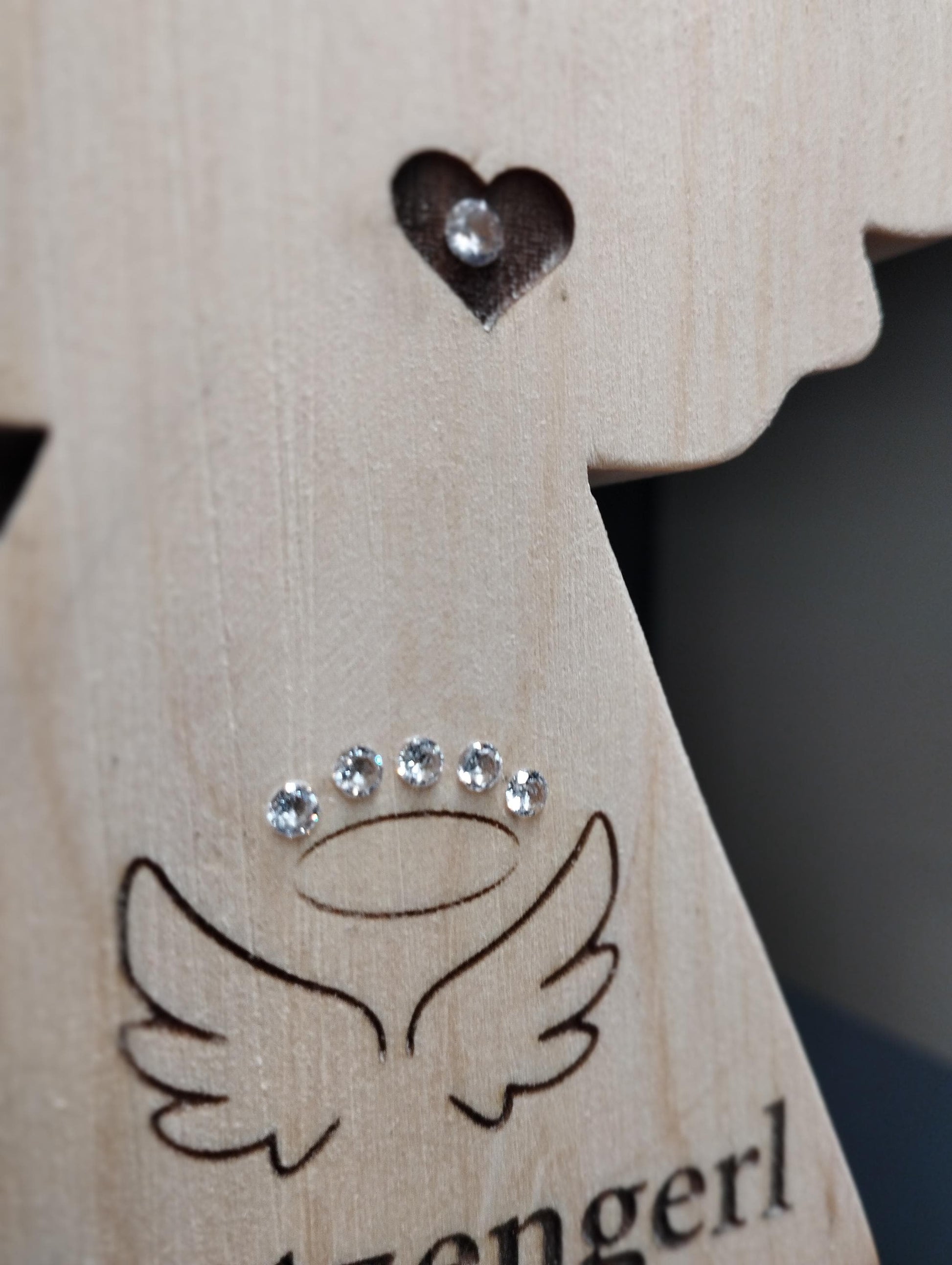 Schutzengerl mit Herz aus Zirbenholz  mit Swarovski-Strass und Beschriftung