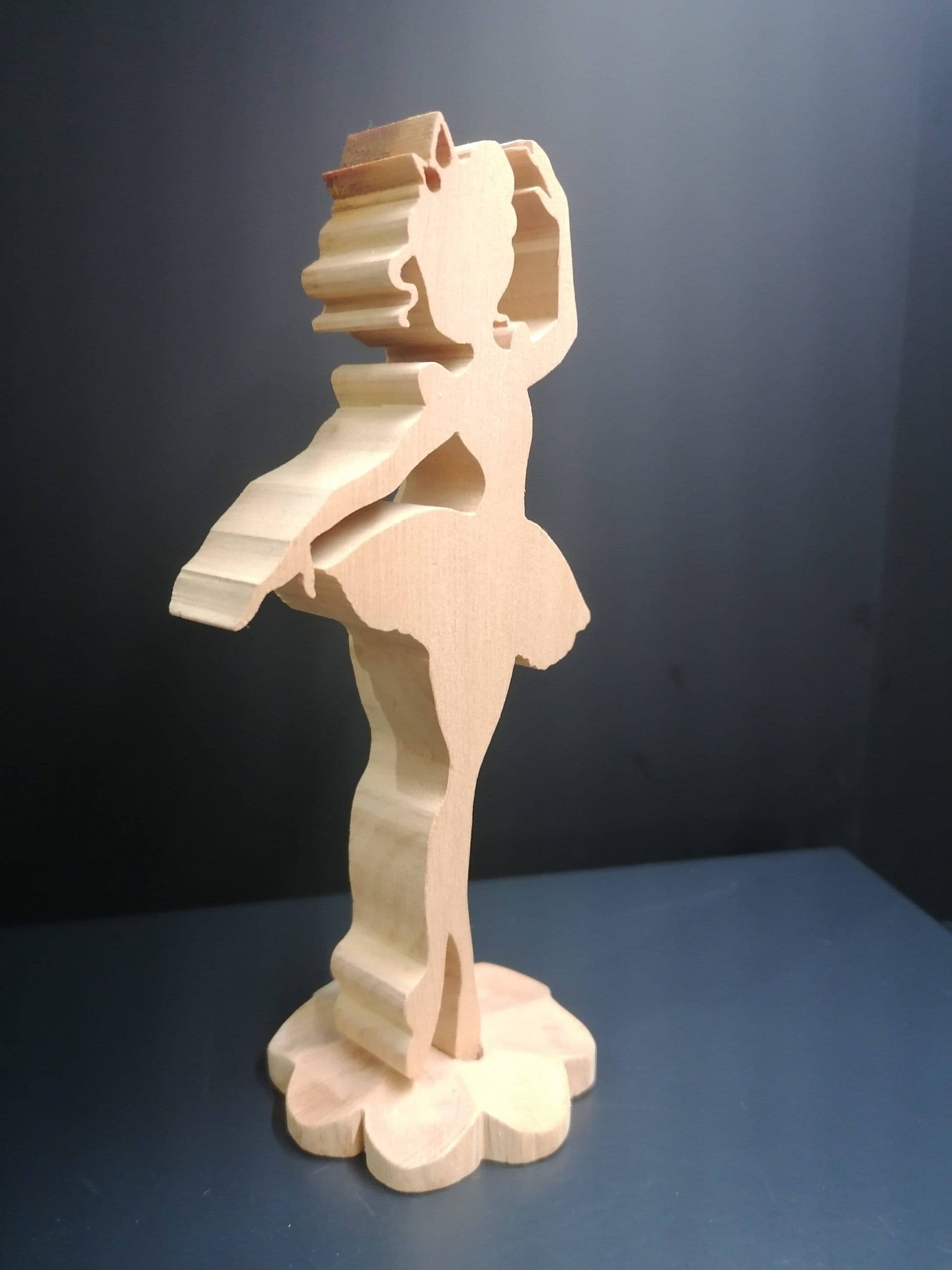 Tänzerin aus Zirbenholz