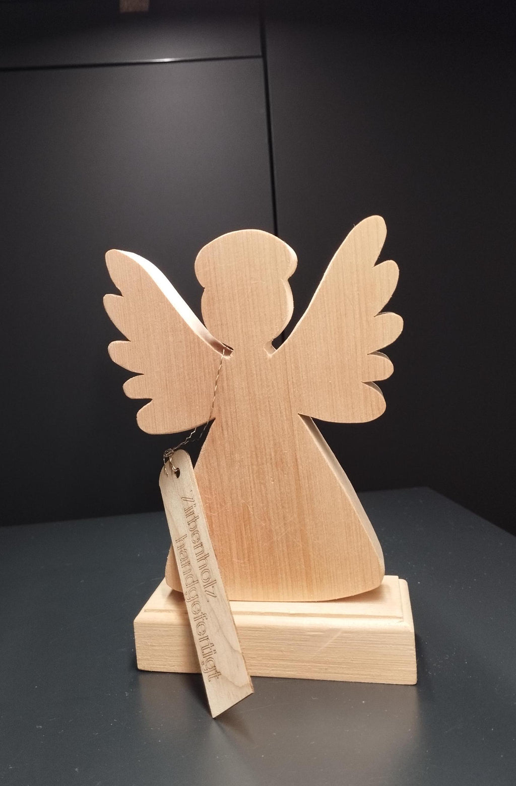 Schutzengerl mit Herz aus Zirbenholz  mit Swarovski-Strass und Beschriftung