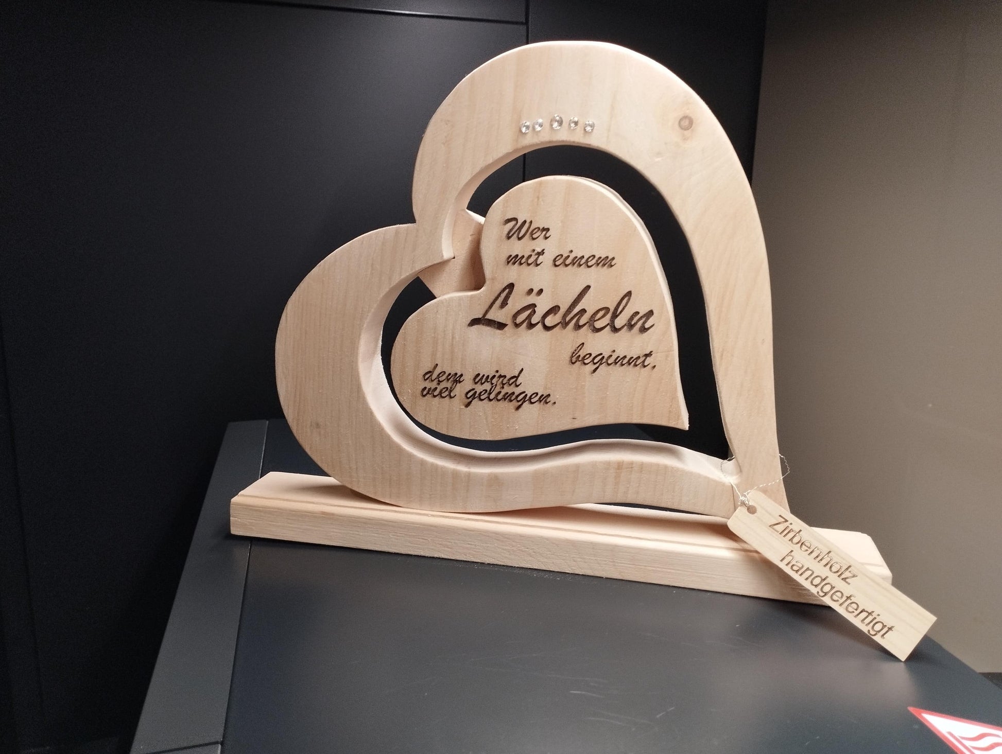 Zirben Herz mit Strass Steinen und Beschriftung