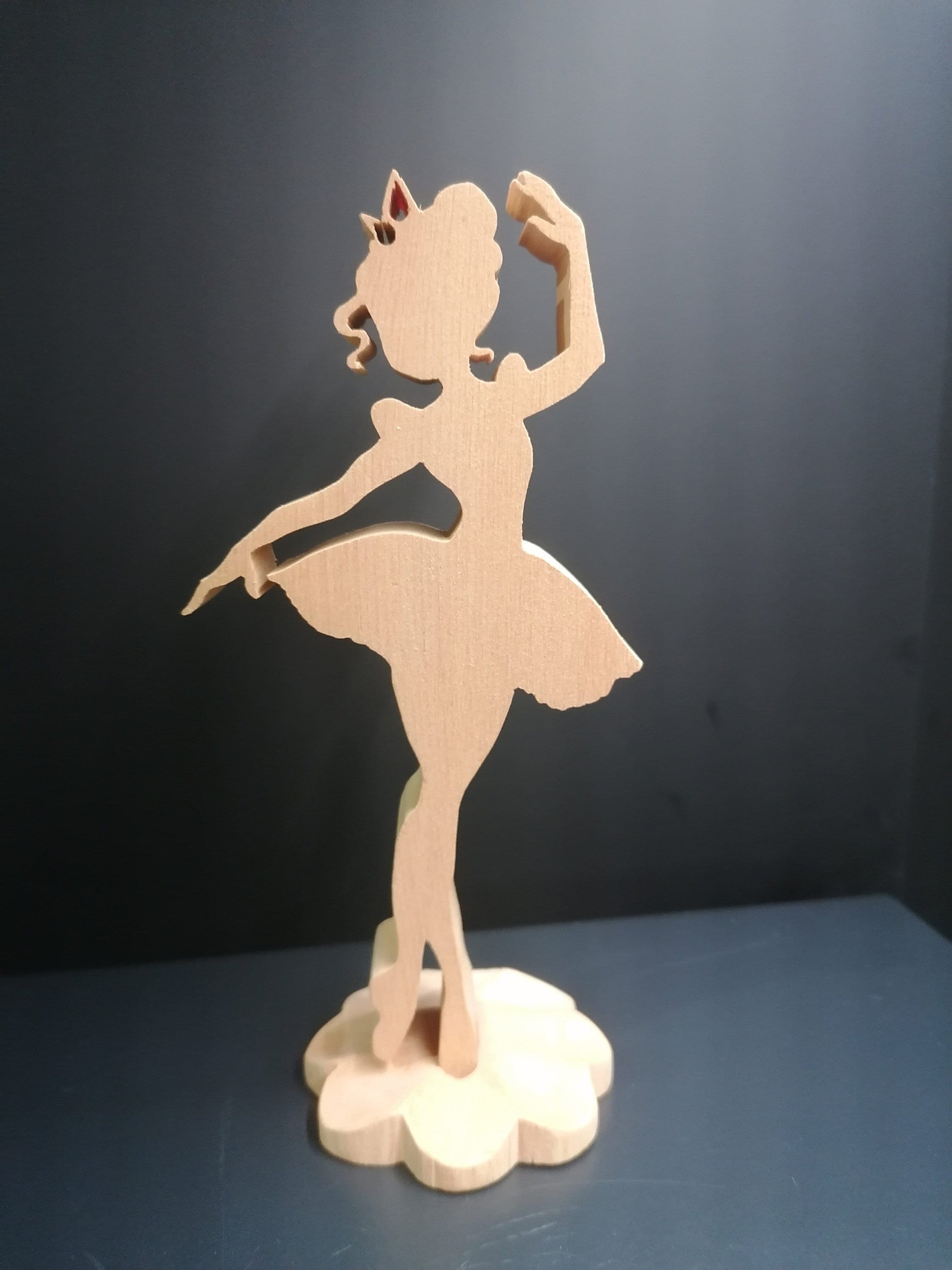 Tänzerin aus Zirbenholz