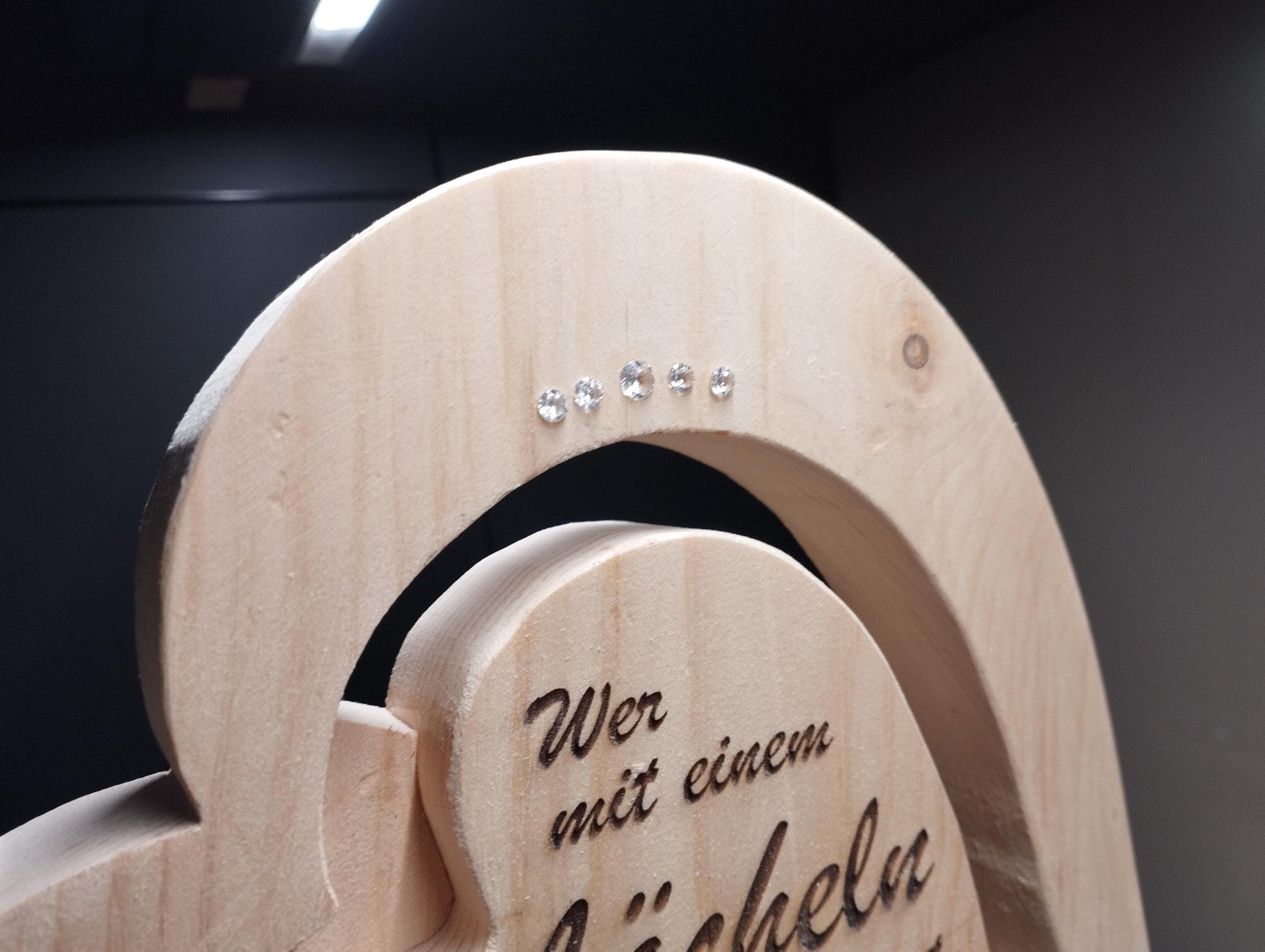 Zirben Herz mit Strass Steinen und Beschriftung