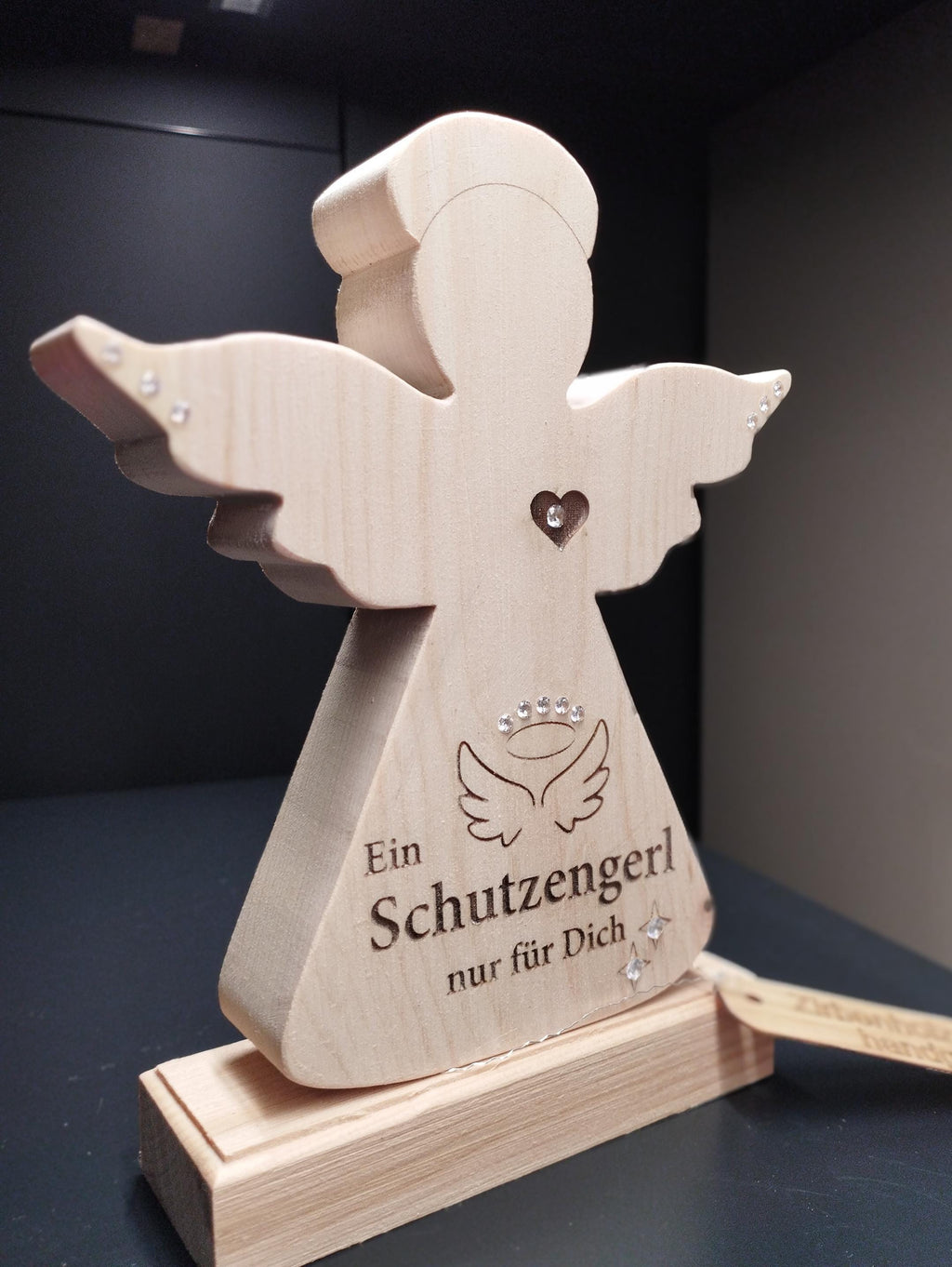 Schutzengerl mit Herz aus Zirbenholz  mit Swarovski-Strass und Beschriftung
