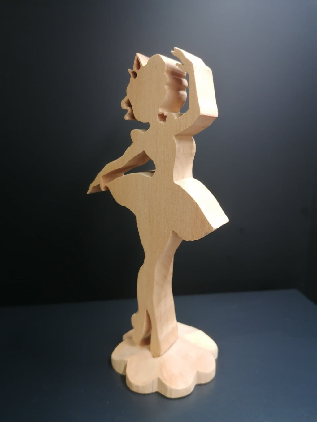 Tänzerin aus Zirbenholz