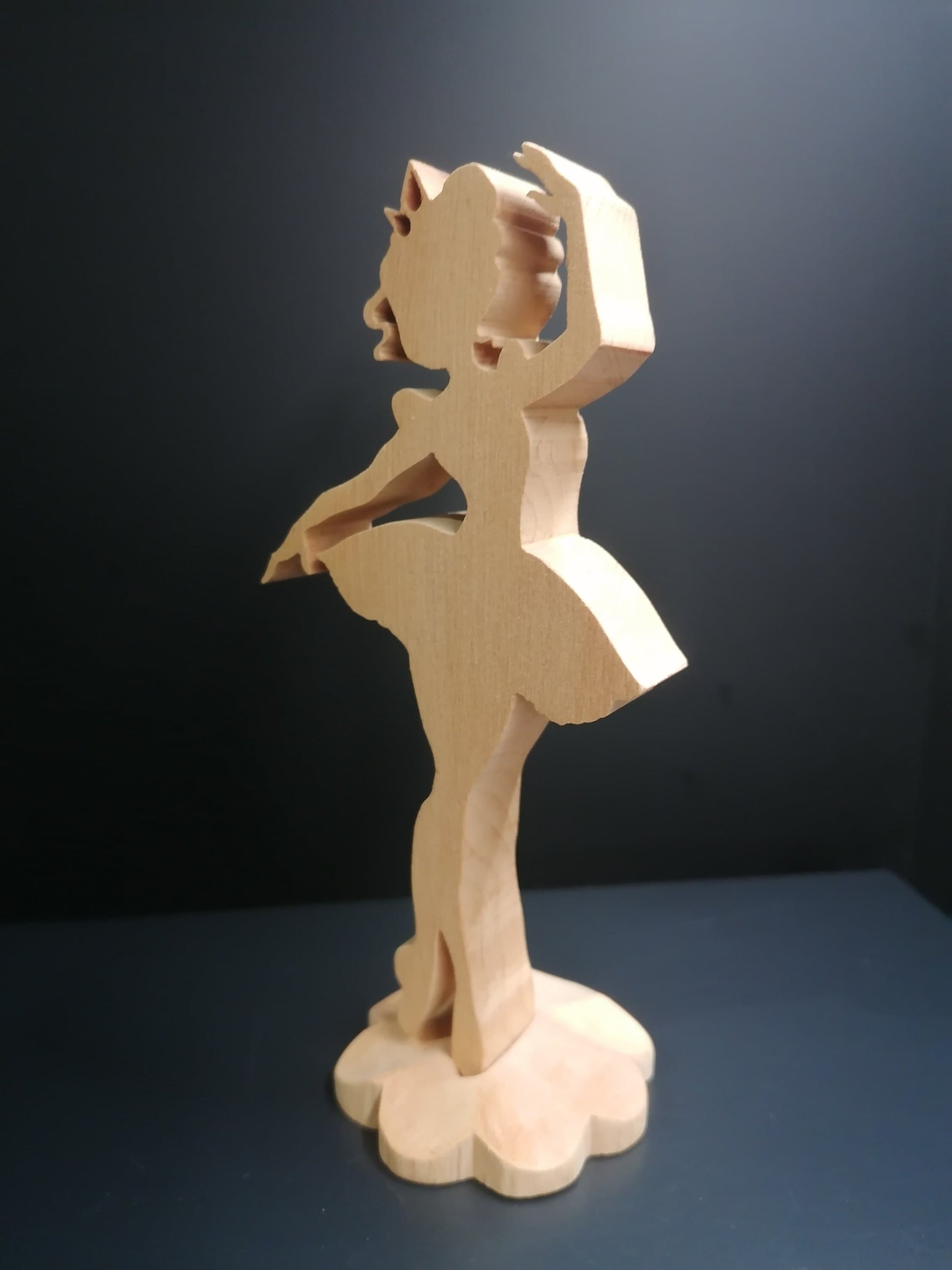 Tänzerin aus Zirbenholz