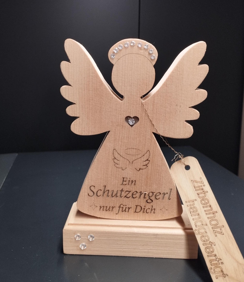 Schutzengerl mit Herz aus Zirbenholz  mit Swarovski-Strass und Beschriftung