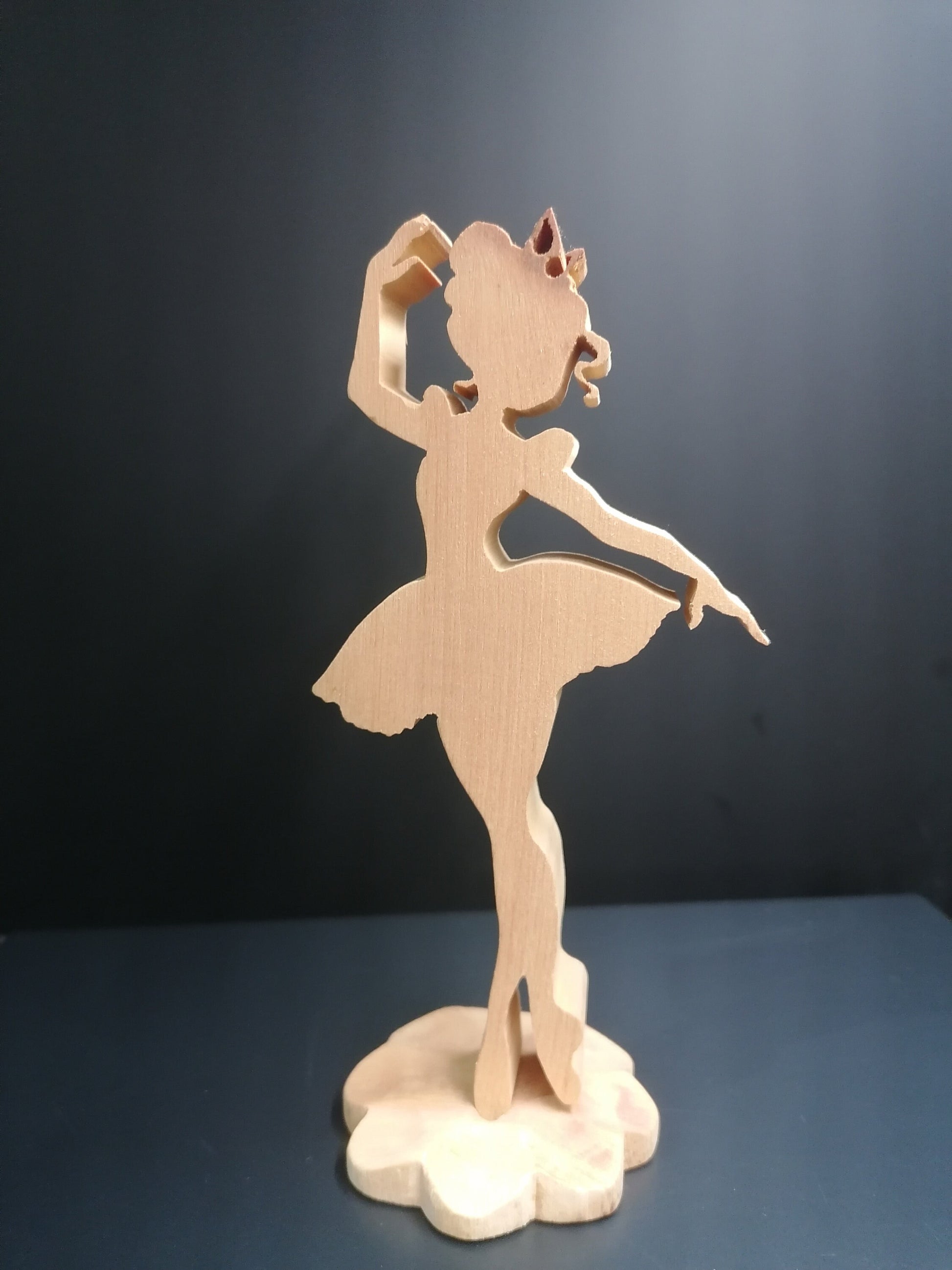 Tänzerin aus Zirbenholz