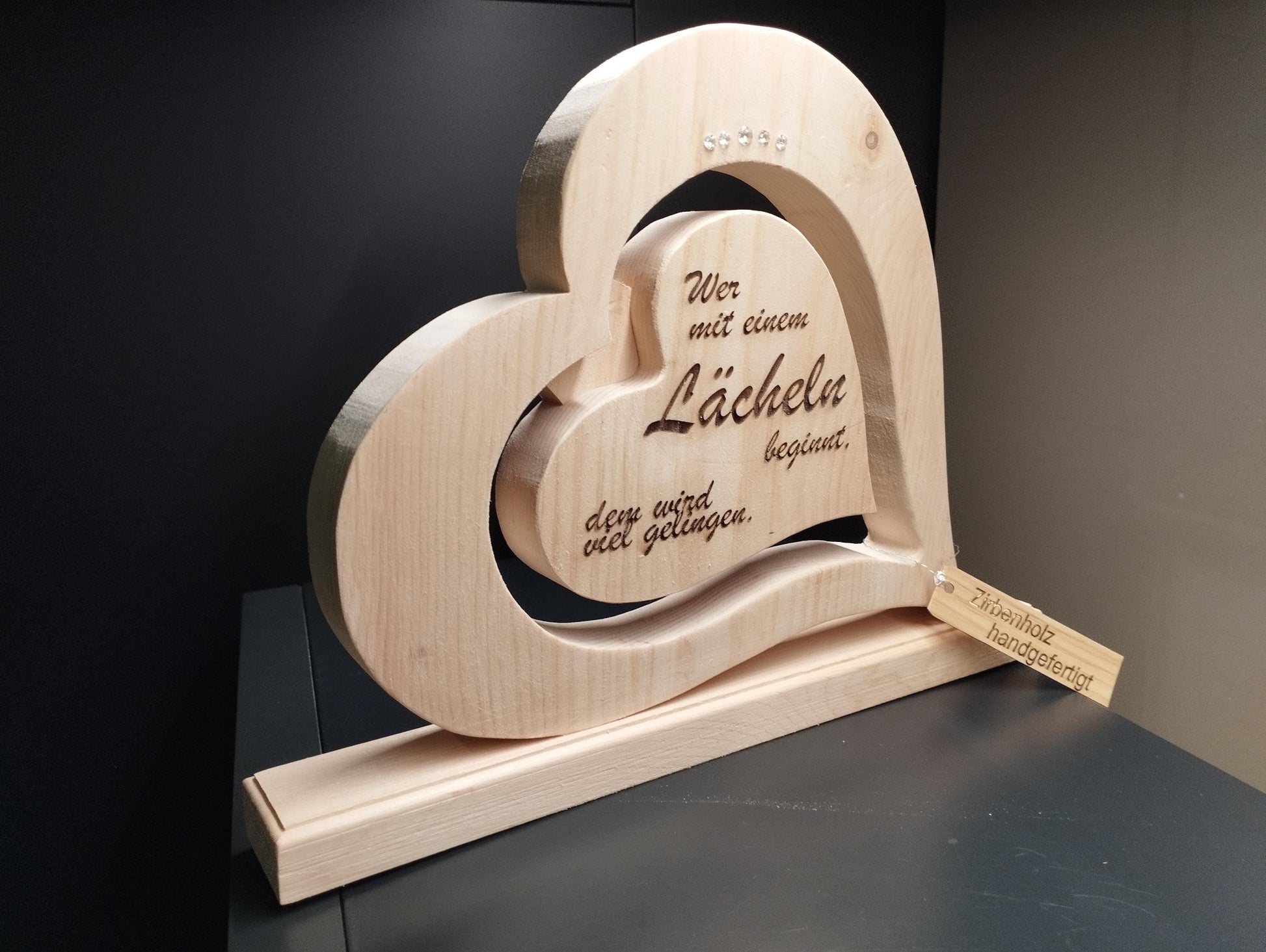 Zirben Herz mit Strass Steinen und Beschriftung